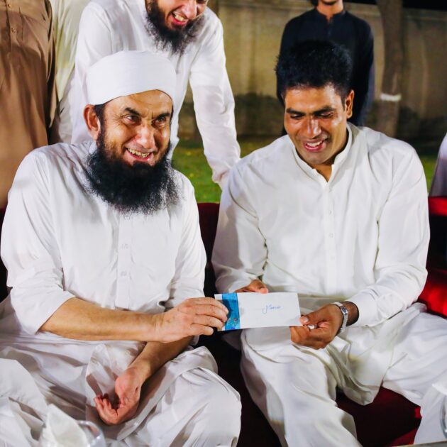 Maulana Tariq Jameel Awards PKR 500,000 to Gold Medalist Arshad Nadeem