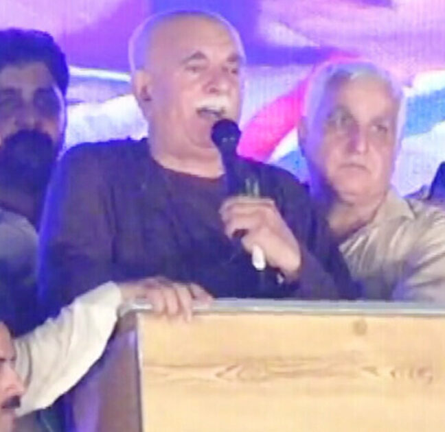 Achakzai Slams PTI’s Lack of Organization: ‘Torn Clothes and Cut Pockets Signal Revolutionary Failure