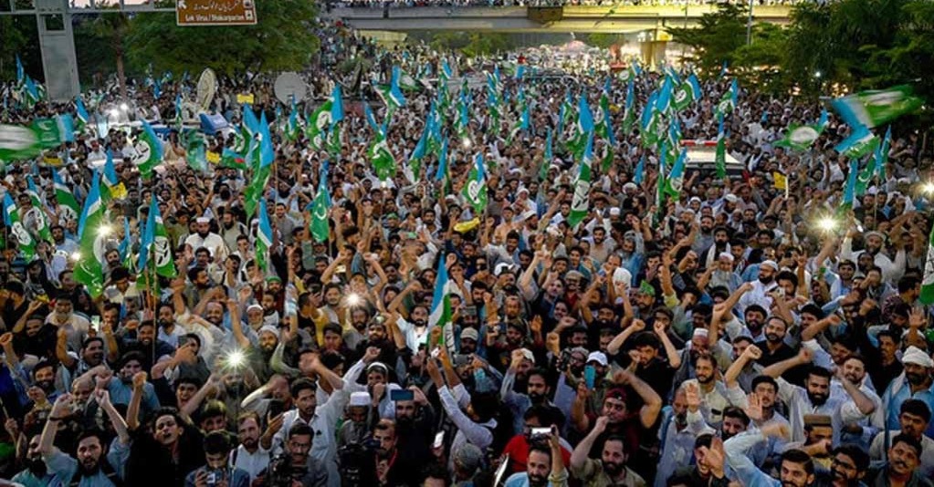 Police Attempt to Halt Jamaat-e-Islami Protest Heavy Deployment on Shahrah-e-Faisal